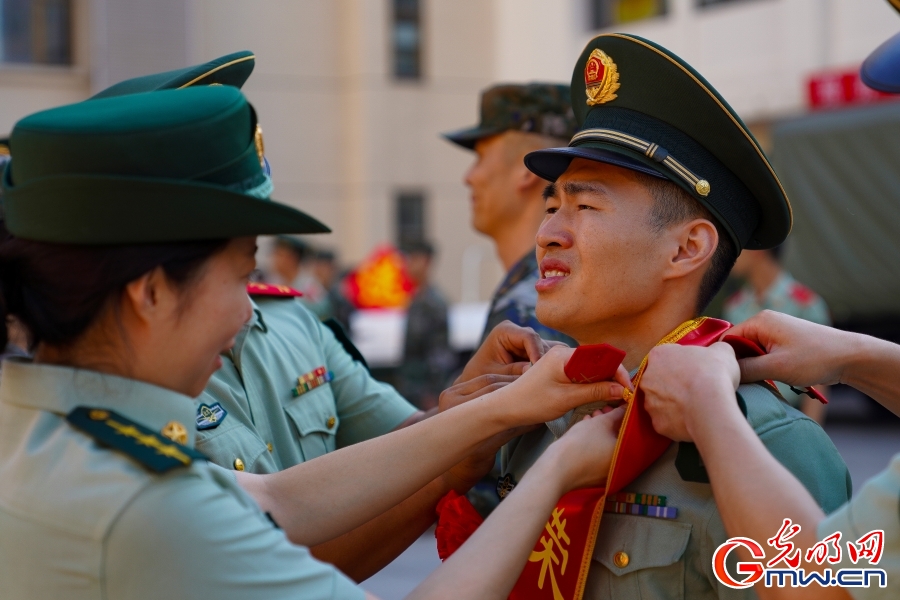 武警北京总队执勤第六支队举行退役士兵告别仪式 武警北京总队执勤第六支队举行退役士兵告别仪式