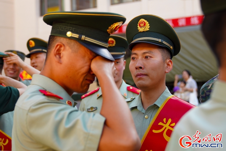 武警北京总队执勤第六支队举行退役士兵告别仪式 武警北京总队执勤第六支队举行退役士兵告别仪式