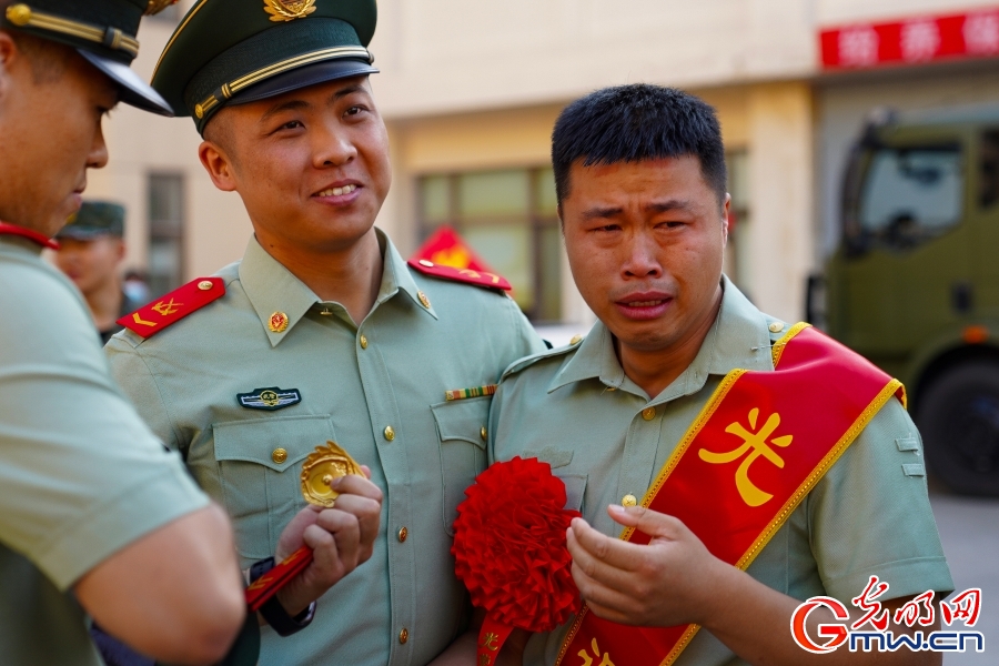 武警北京总队执勤第六支队举行退役士兵告别仪式 武警北京总队执勤第六支队举行退役士兵告别仪式