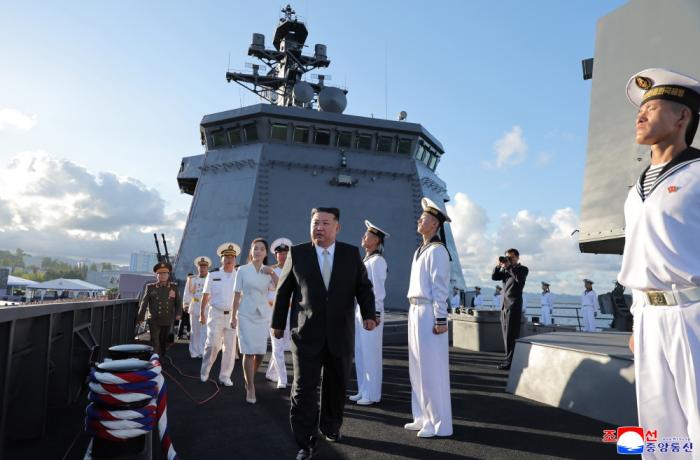 “姜健”号驱逐舰正式入列朝鲜海军 金正恩发表讲话并登舰视察