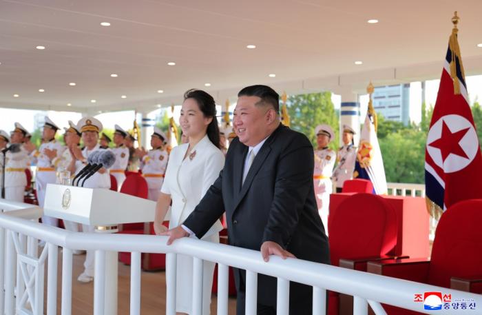“姜健”号驱逐舰正式入列朝鲜海军 金正恩发表讲话并登舰视察