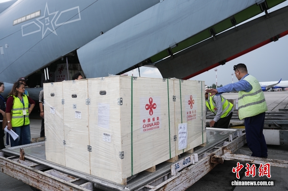 中国政府第四批紧急援助物资运抵尼泊尔 中国政府第四批紧急援助物资运抵尼泊尔