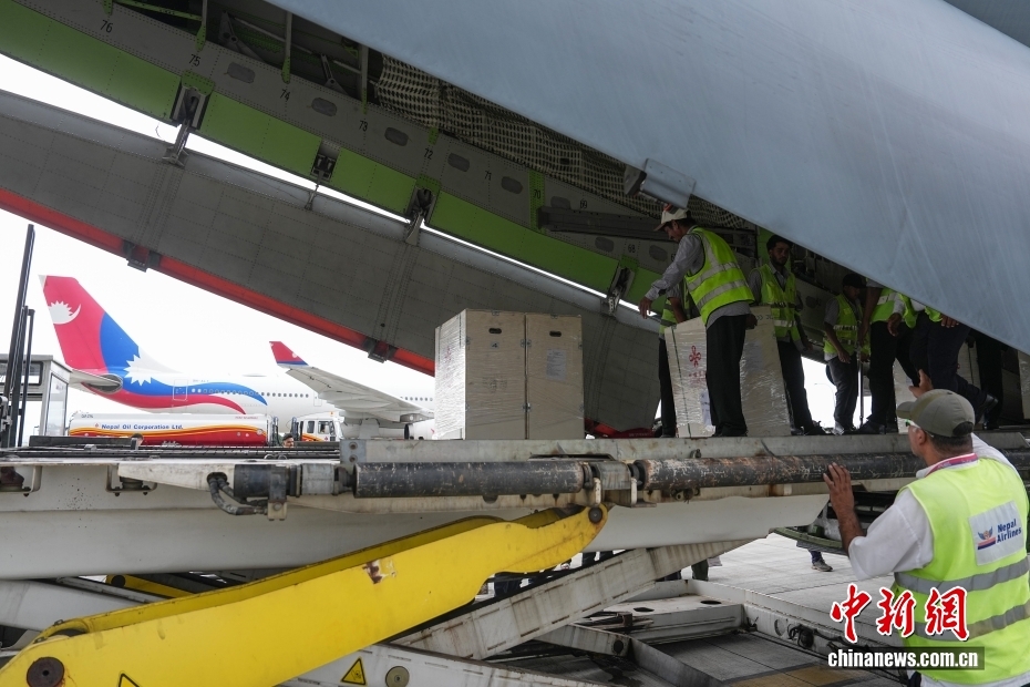 中国政府第四批紧急援助物资运抵尼泊尔 中国政府第四批紧急援助物资运抵尼泊尔