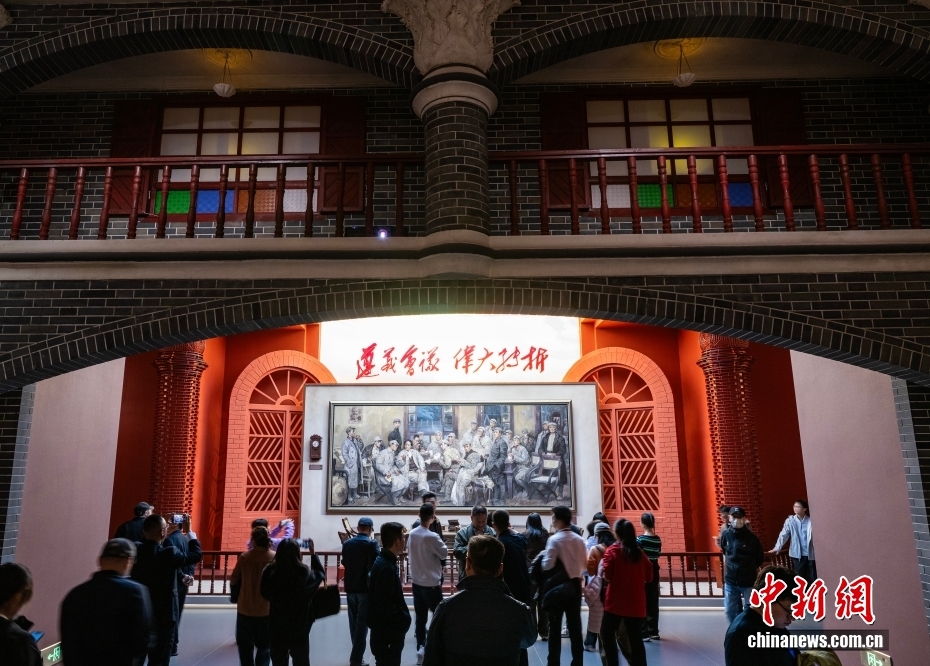 长征胜利纪念日前夕 民众北京军博参观主题展览