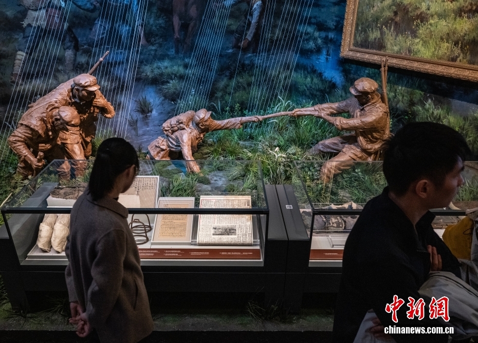 长征胜利纪念日前夕 民众北京军博参观主题展览