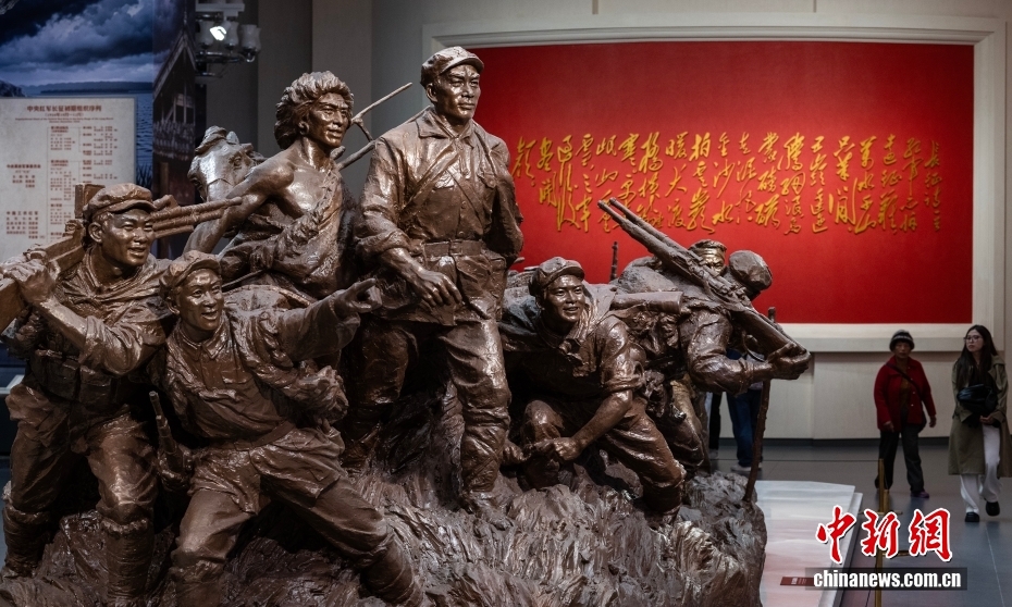 长征胜利纪念日前夕 民众北京军博参观主题展览