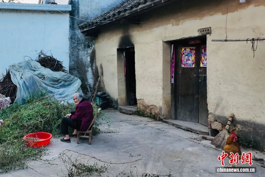 九旬老兵大别山守墓58年:“他们没有亲人,我就做他们的亲人”