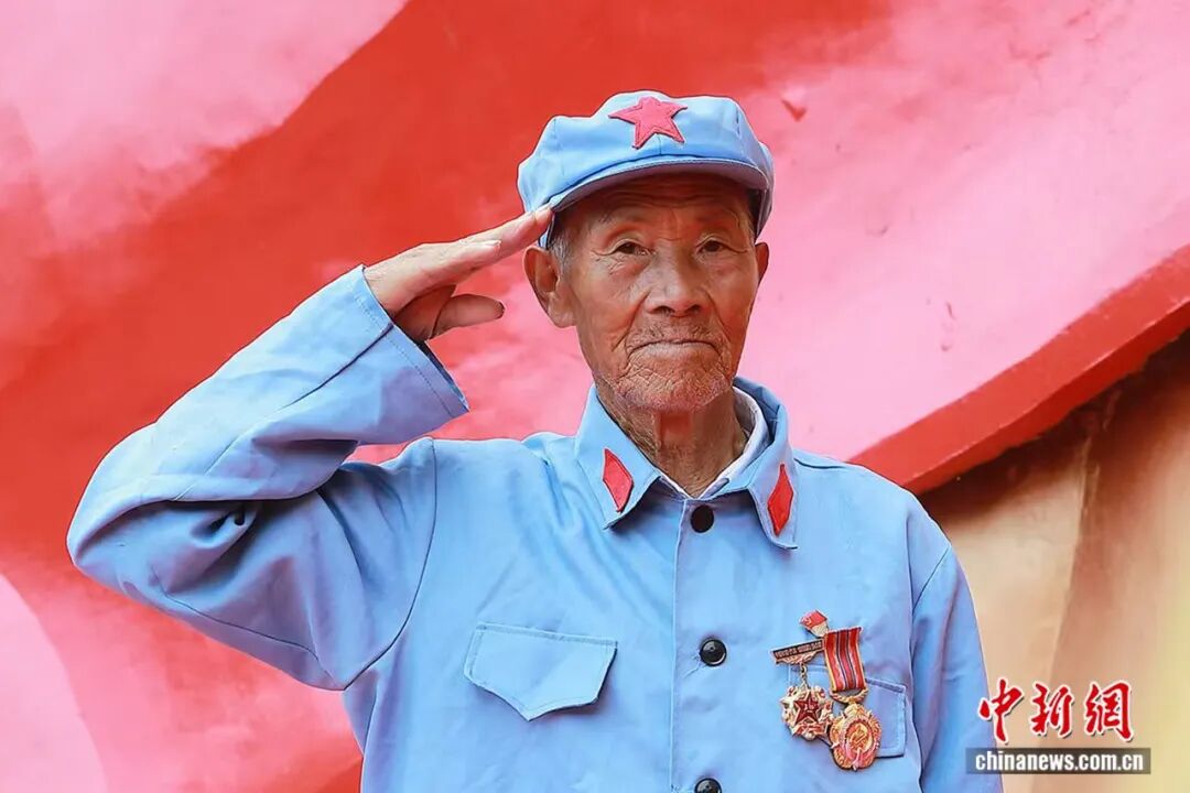 九旬老兵大别山守墓58年:“他们没有亲人,我就做他们的亲人”