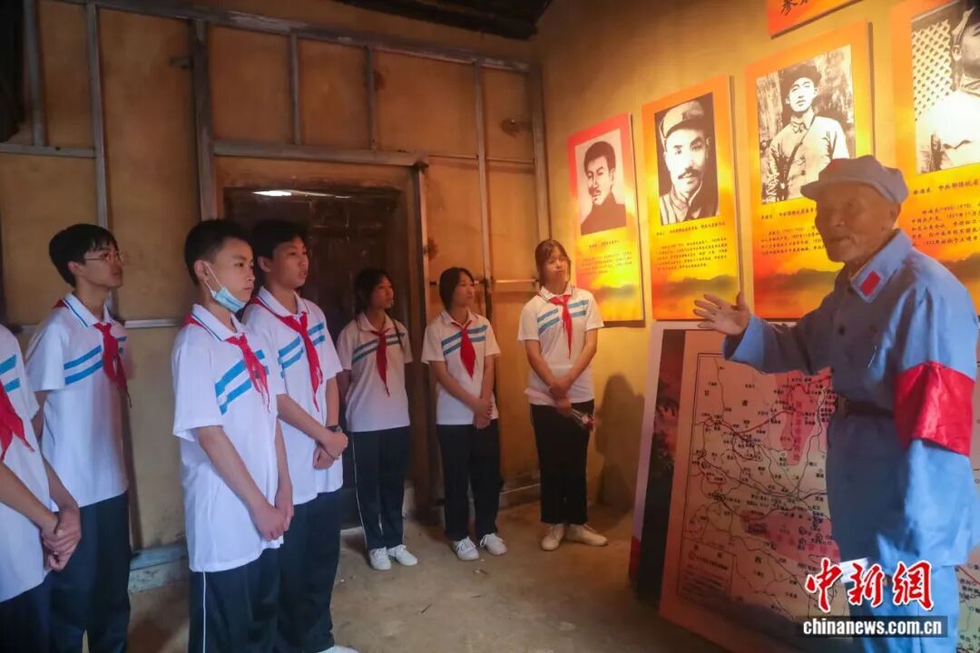 九旬老兵大别山守墓58年:“他们没有亲人,我就做他们的亲人”