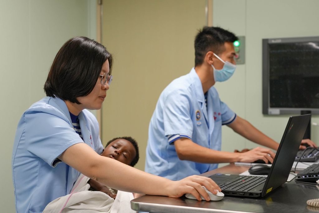 “吉祥方舟”号首访加纳 一张张笑脸是最美赞誉