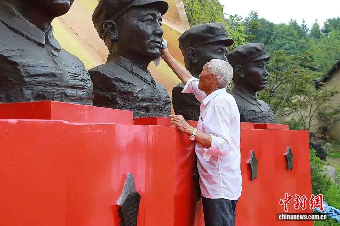 九旬老兵大别山守墓58年:“他们没有亲人,我就做他们的亲人”