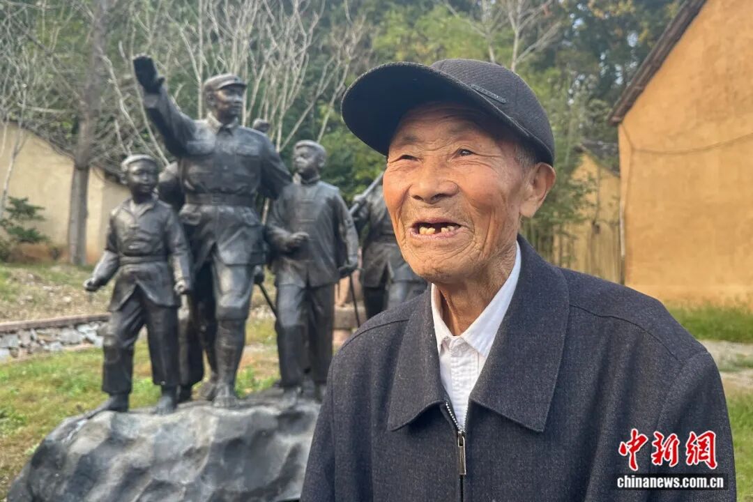 九旬老兵大别山守墓58年:“他们没有亲人,我就做他们的亲人”