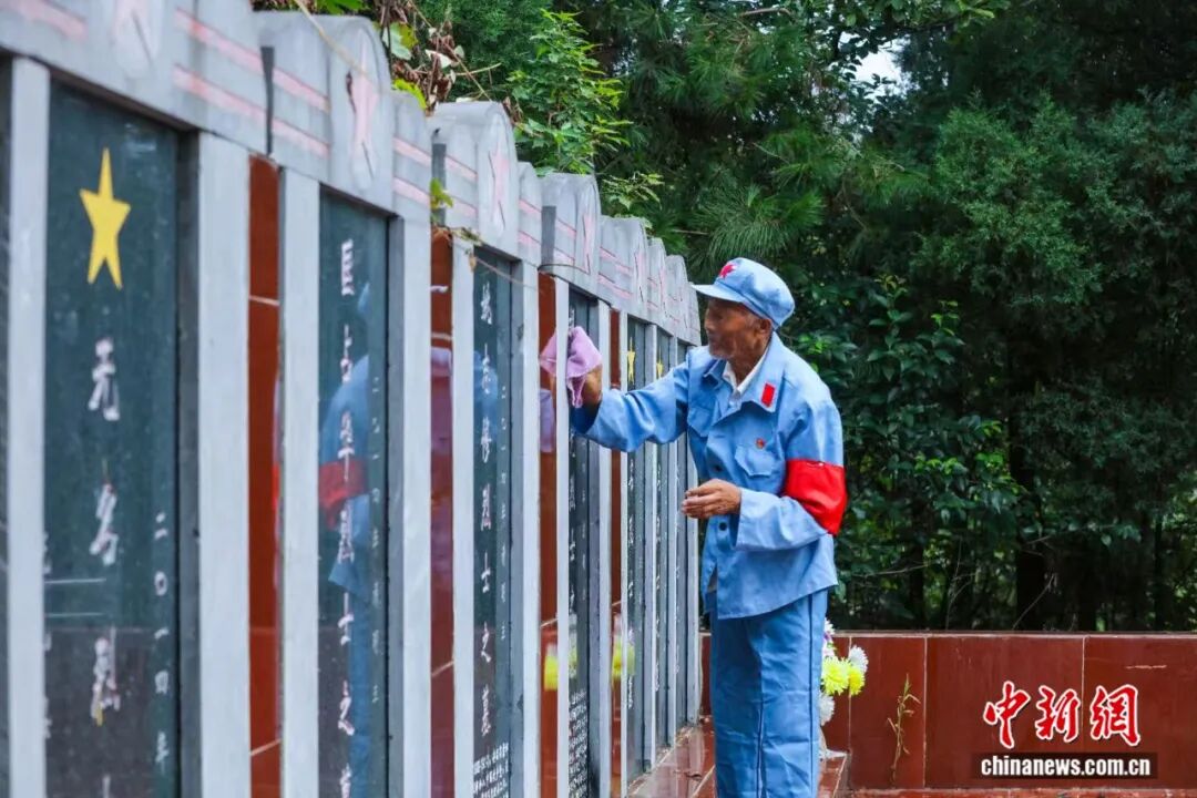 九旬老兵大别山守墓58年:“他们没有亲人,我就做他们的亲人”