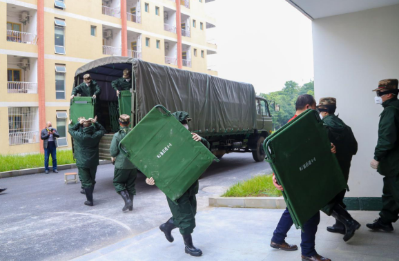 重庆：武警官兵紧急支援地方建立临时医学观察点