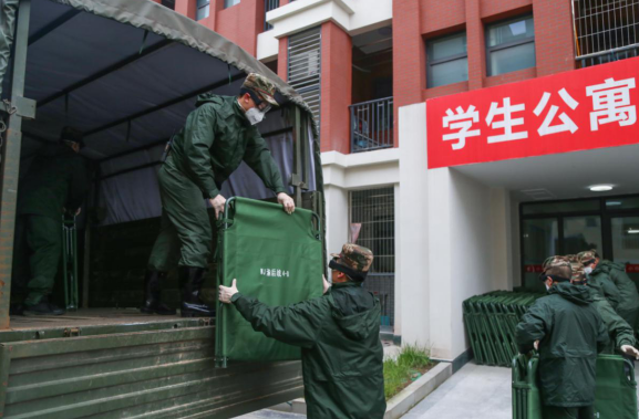 重庆：武警官兵紧急支援地方建立临时医学观察点
