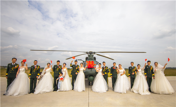 “双节”期间陆军部队举行多场浪漫军营集体婚礼