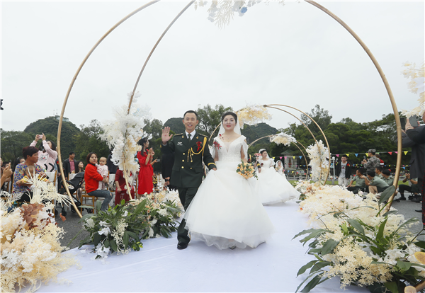 “双节”期间陆军部队举行多场浪漫军营集体婚礼