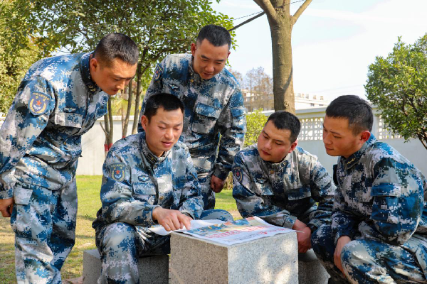 空军空降兵某旅二营教导员余海龙扎实履行全国人大代表职责,长期关注