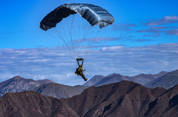 西藏军区某特战旅开展高海拔地区翼伞训练