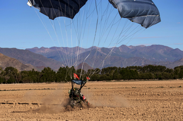 西藏军区某特战旅开展高海拔地区翼伞训练