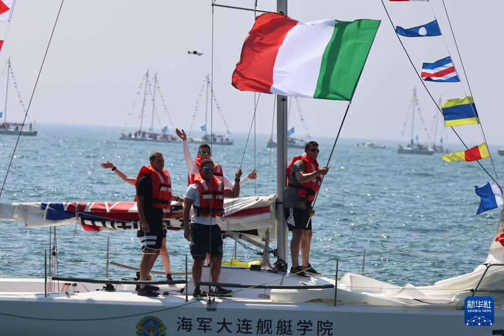 首届“海军杯”国际帆船邀请赛在大连开赛