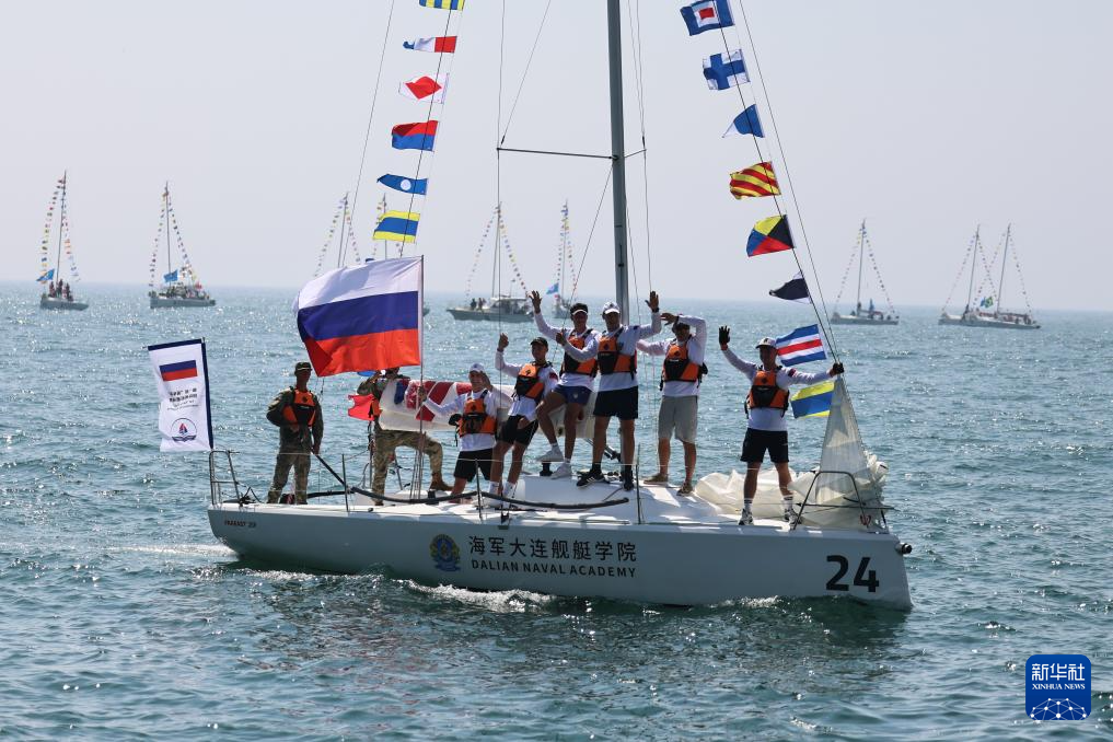 首届“海军杯”国际帆船邀请赛在大连开赛