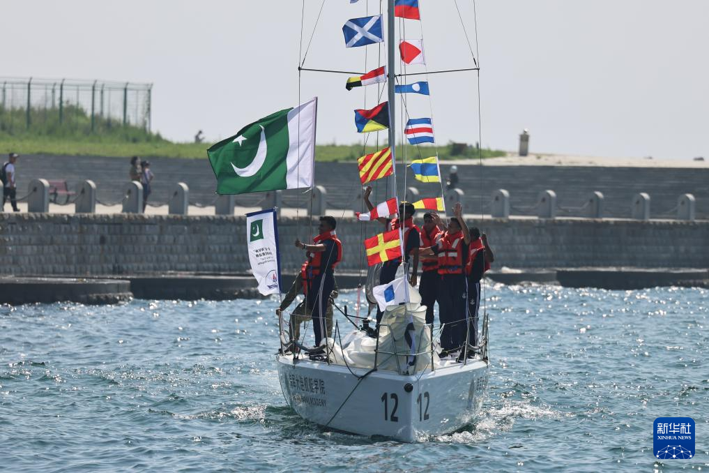 首届“海军杯”国际帆船邀请赛在大连开赛