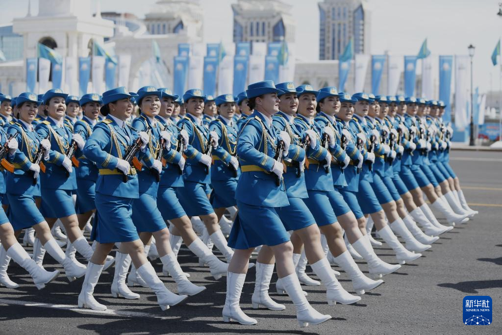 哈萨克斯坦举行阅兵式纪念世界反法西斯战争胜利80周年