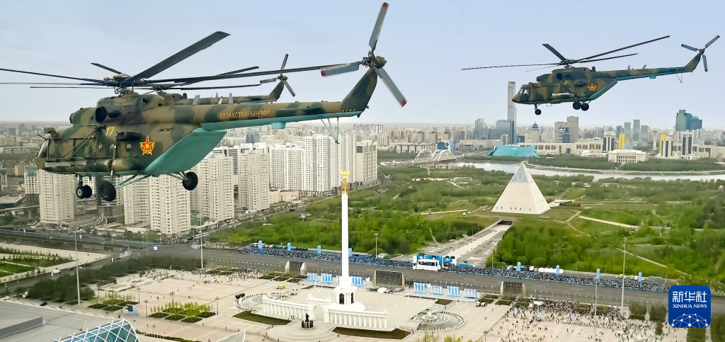 哈萨克斯坦举行阅兵式纪念世界反法西斯战争胜利80周年
