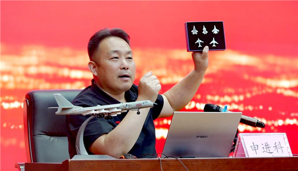国防教育校长答问全记录！八一中学首创“发布会模式”国防思政课