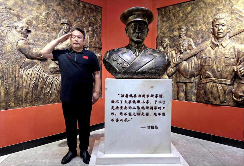 我以“双20”同框，致敬“将军农民”甘祖昌