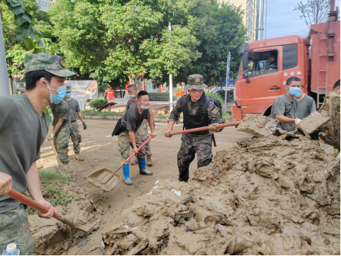 人民子弟兵为人民！休假战士紧急奔赴抗洪抢险救援现场