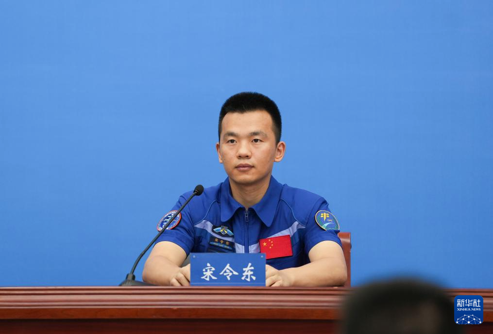 神十九航天员太空归来后首次公开亮相 分享183天“太空出差”经历与感悟