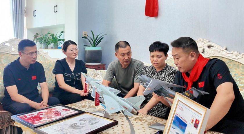 红领巾飘扬在新时代卫国戍边英雄墓前