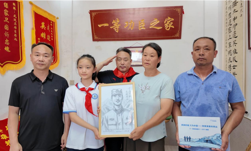 红领巾飘扬在新时代卫国戍边英雄墓前