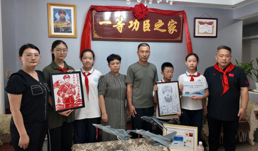 红领巾飘扬在新时代卫国戍边英雄墓前