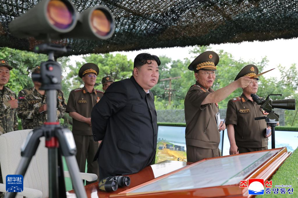 金正恩观摩人民军大联合部队炮兵部队射击训练比赛