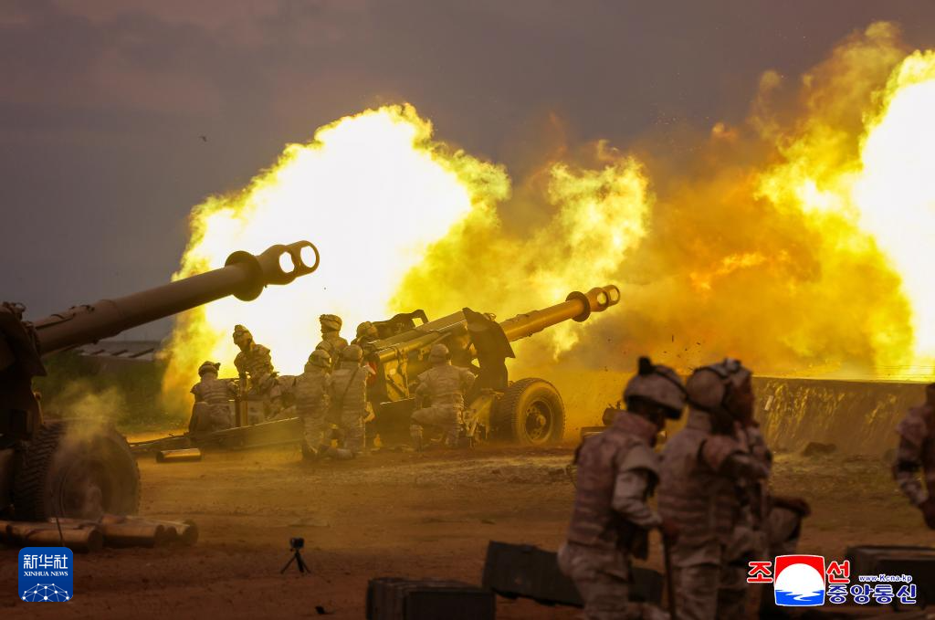 金正恩观摩人民军大联合部队炮兵部队射击训练比赛