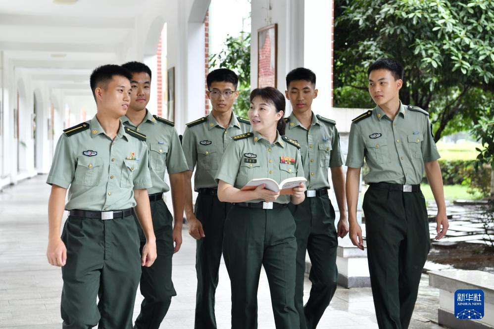 最美新时代革命军人风采丨三尺讲台“播火者”——记“最美新时代革命军人”傅婉娟