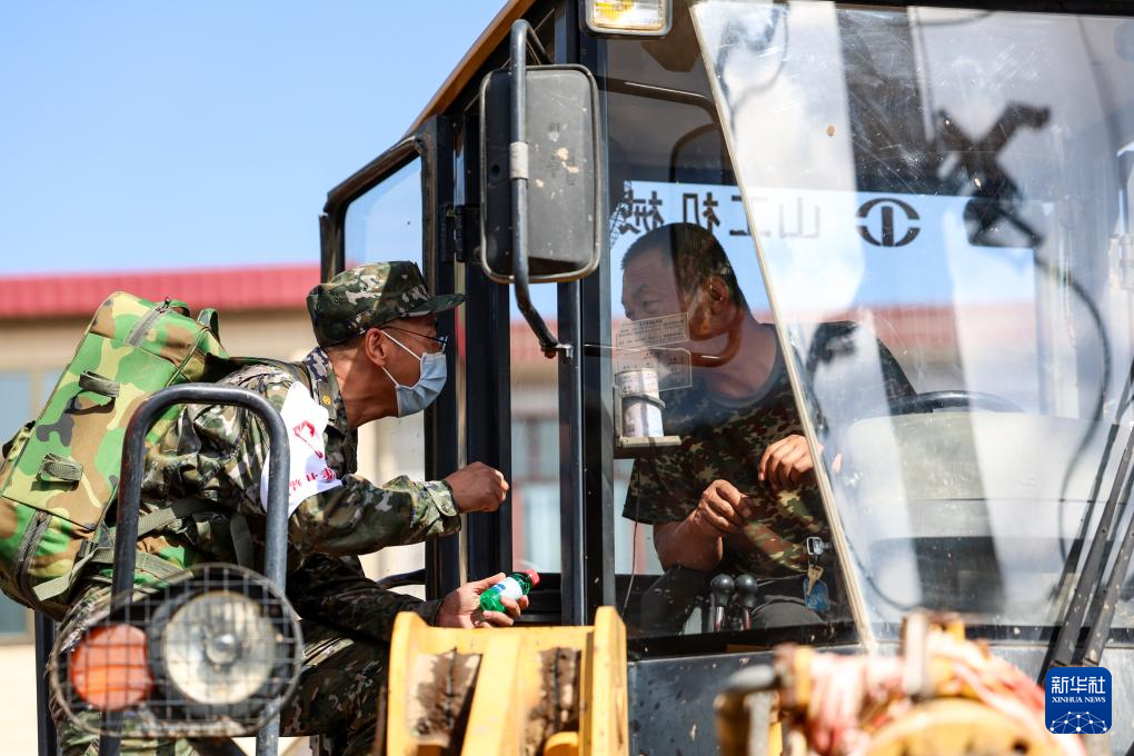 甘肃榆中：武警官兵冲锋在救灾一线