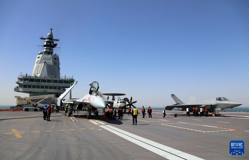 中国海军三型舰载机在福建舰成功完成起降训练