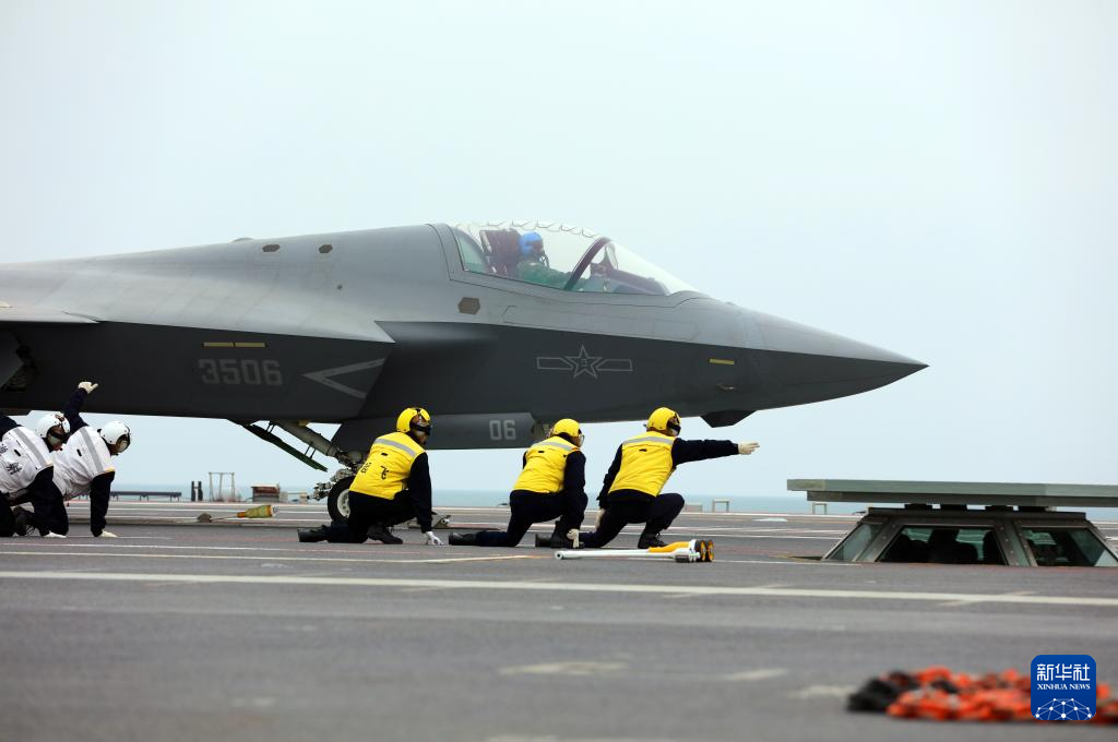 中国海军三型舰载机在福建舰成功完成起降训练