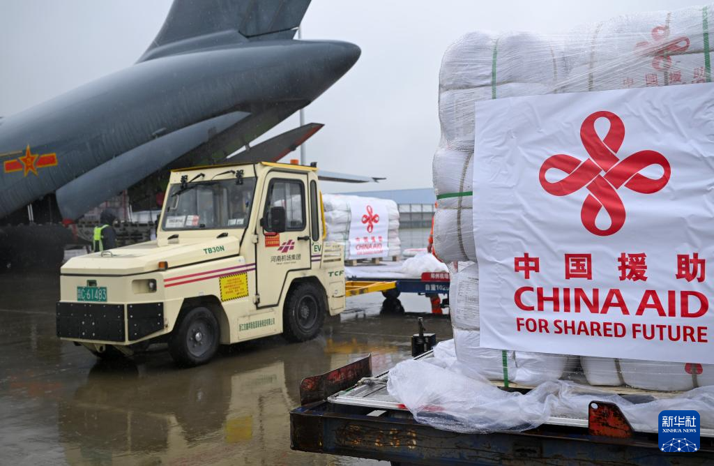 中国政府向巴基斯坦提供的首批抗洪救灾紧急物资启运