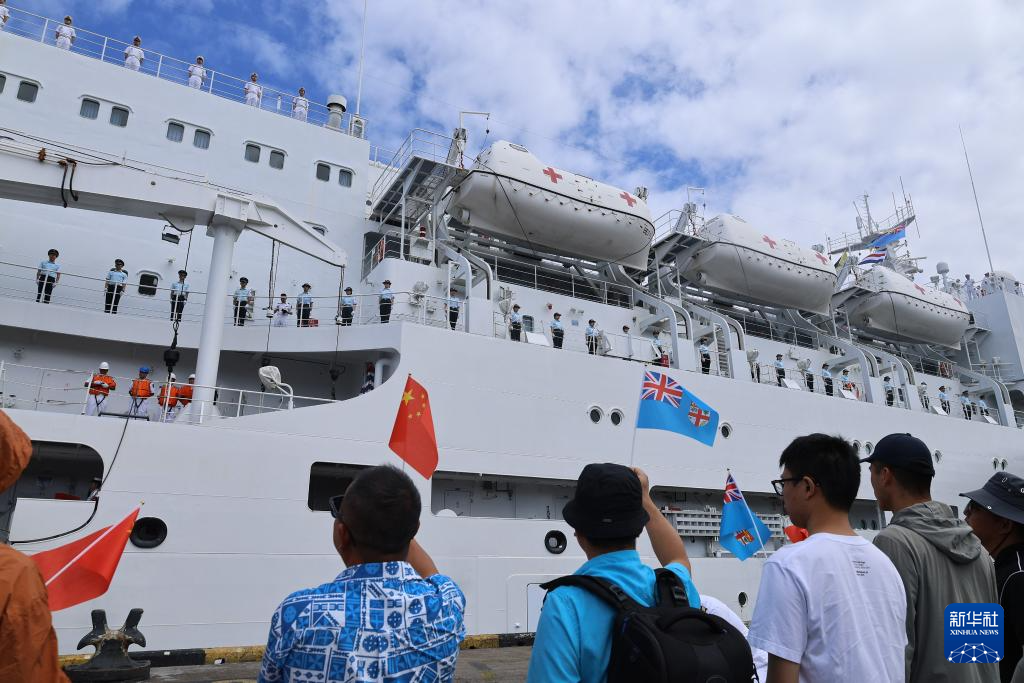 中国海军“丝路方舟”号医院船圆满完成对斐济的医疗服务前往汤加