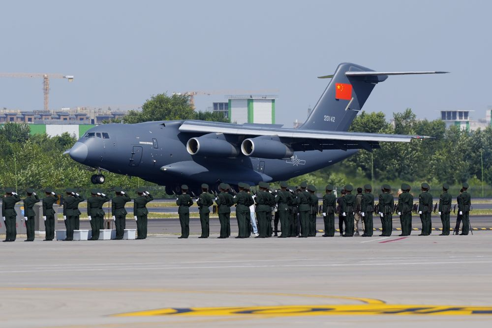 人民空军，生日快乐!