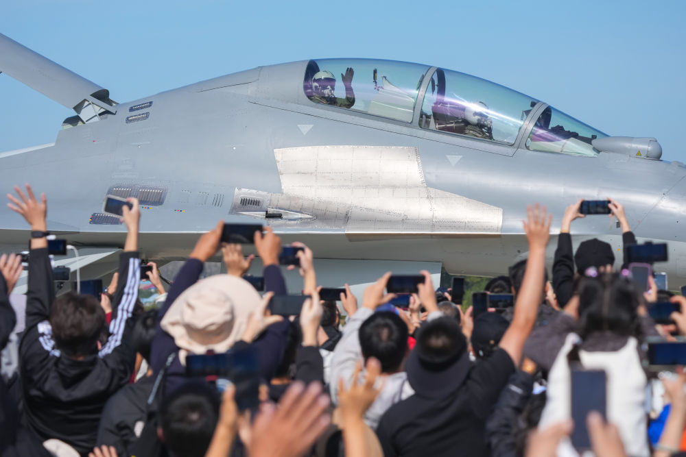 人民空军，生日快乐!