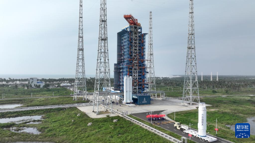 长八甲遥五火箭成功实施转运