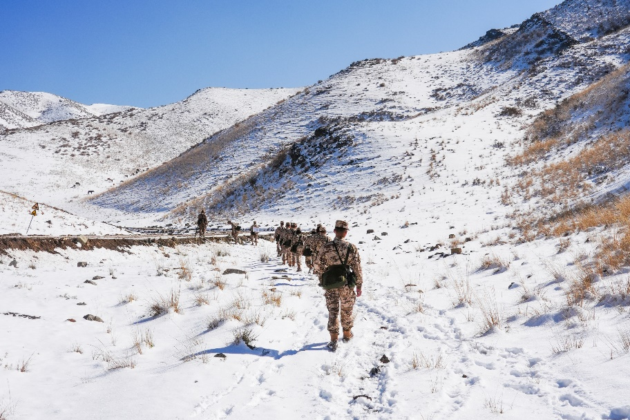 武警工程大学乌鲁木齐校区组织军事地形学野外教学