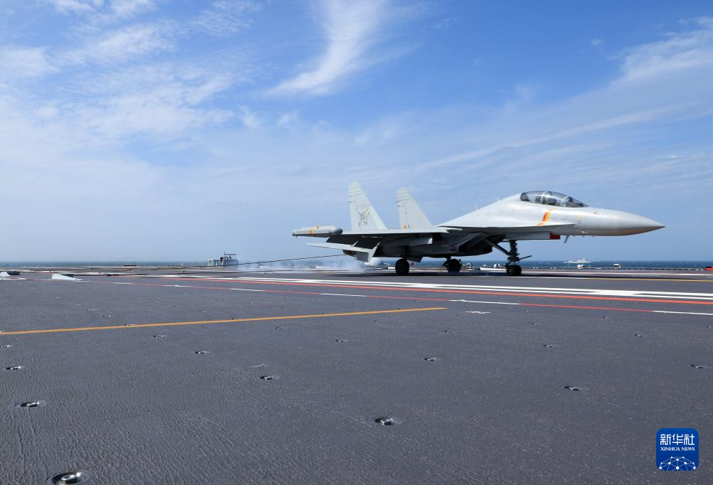 海军福建舰开展入列后首次海上实兵训练