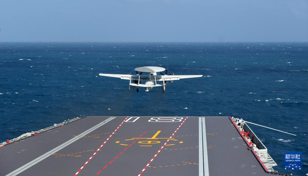 海军福建舰开展入列后首次海上实兵训练